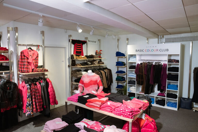 Besøg vores store dametøjsforretning i Helsinge Gribskov og oplev vores brede udvalg af dametøj.