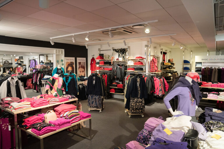 Vi tilbyder tøj i størrelser fra 34 til 54, hvilket sikrer, at der er noget for enhver kvinde, uanset kropstype.