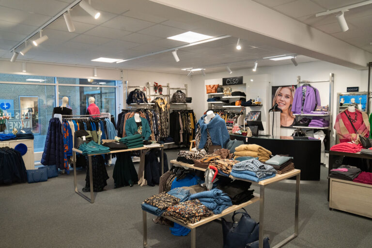 Vi stræber efter at tilbyde vores kunder det nyeste inden for damemode, og vi opdaterer løbende vores udvalg, så du altid kan finde noget nyt og spændende.