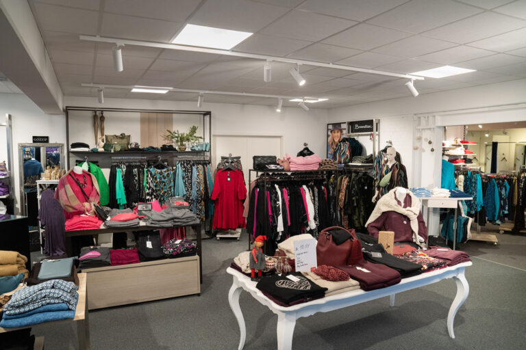 ores sortiment dækker alt fra afslappet hverdagsbeklædning til elegante outfits til festlige lejligheder og stilfuldt kontortøj. Uanset hvad du søger, kan du finde det hos os.