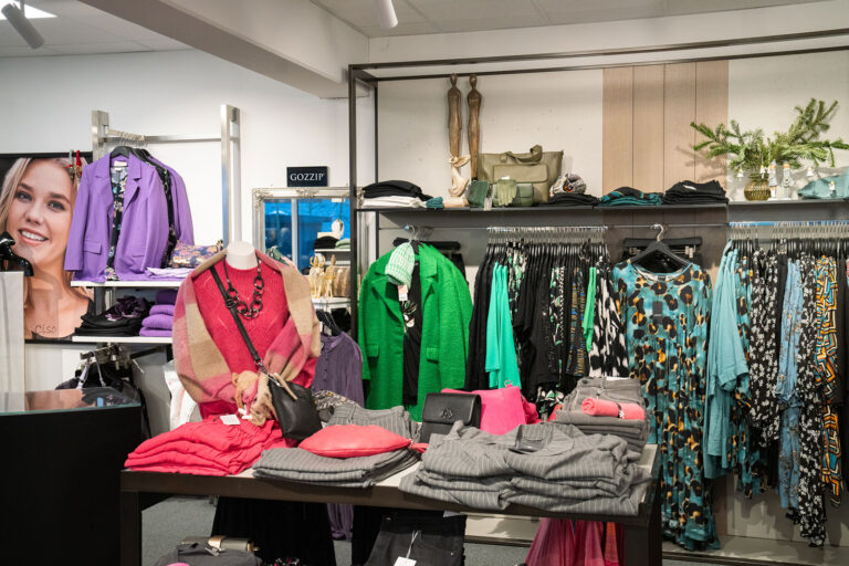 Har du spørgsmål eller brug for hjælp til at vælge det rette outfit? Vores venlige og erfarne personale står altid klar til at guide dig.