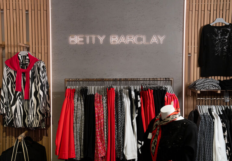 Se populære mærker som Brandtex, Signature og CISO, kom og se nærmere på deres flotte kollektioner.