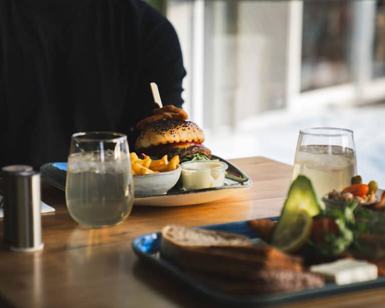 cafe bella helsinge burger 768x614